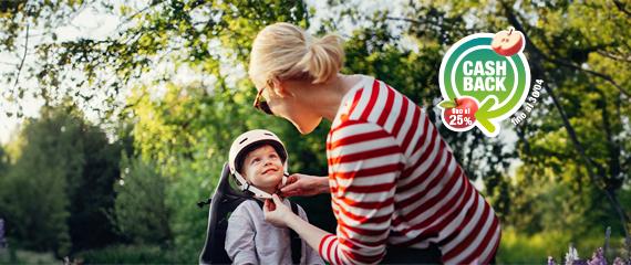 donna che allaccia il casco a un bambino in bici | Crédit Agricole donna che allaccia il casco a un bambino in bici | Crédit Agricole