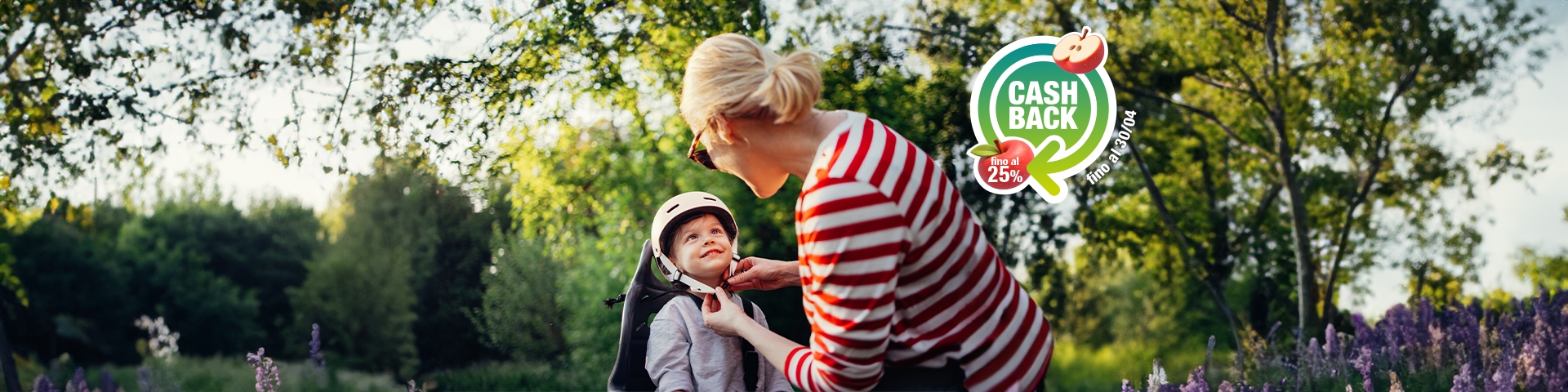 donna che allaccia il casco a un bambino in bici | Crédit Agricole donna che allaccia il casco a un bambino in bici | Crédit Agricole
