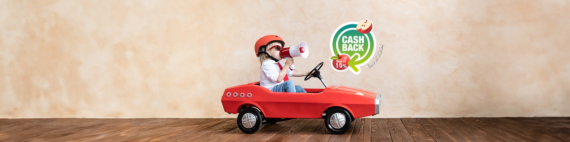bambino su un'auto giocattolo con casco e megafono | Crédit Agricole bambino su un'auto giocattolo con casco e megafono | Crédit Agricole
