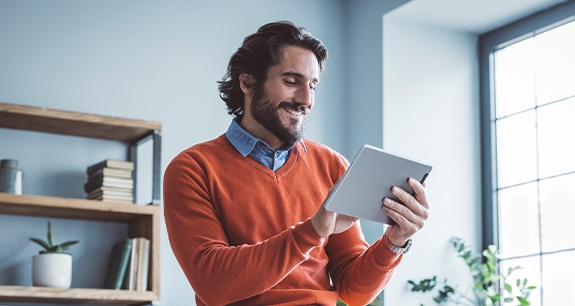 ragazzo che guarda tablet sorridendo | Crédit Agricole ragazzo che guarda tablet sorridendo | Crédit Agricole