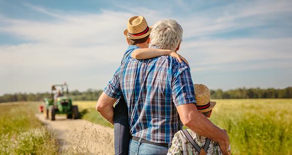 uomo con i due figli di spalle che guardano un campo di grano | Crédit Agricole uomo con i due figli di spalle che guardano un campo di grano | Crédit Agricole