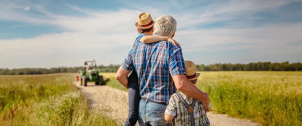 uomo con i due figli di spalle che guardano un campo di grano | Crédit Agricole uomo con i due figli di spalle che guardano un campo di grano | Crédit Agricole