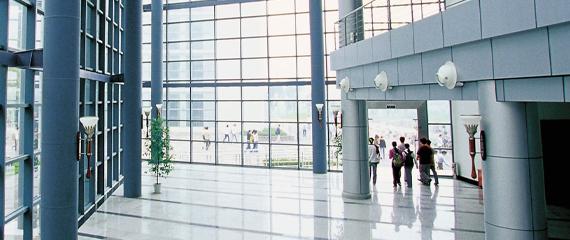 interno di un palazzo con vetrate | Crédit Agricole interno di un palazzo con vetrate | Crédit Agricole