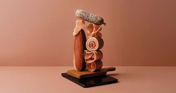 salumi stile natura morta su sfondo rosso | Crédit Agricole salumi stile natura morta su sfondo rosso | Crédit Agricole