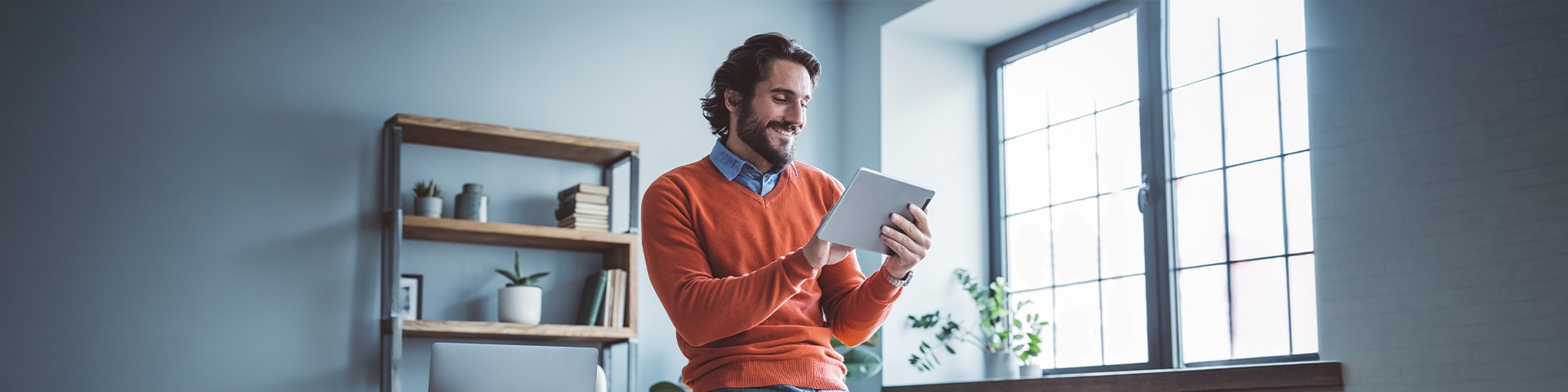 ragazzo che guarda tablet sorridendo | Crédit Agricole ragazzo che guarda tablet sorridendo | Crédit Agricole