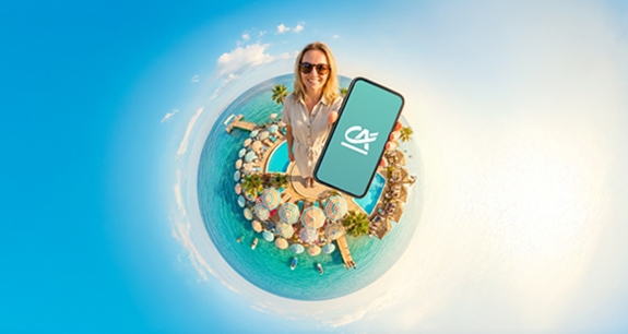 Persona al centro di una piccola isola circolare circondata dal mare, con palme e elementi decorativi. La persona tiene in mano uno smartphone con il logo Crédit Agricole su sfondo azzurro. Sfondo dell’immagine con sfumatura dal blu al bianco. | Crédit Agricole Persona al centro di una piccola isola circolare circondata dal mare, con palme e elementi decorativi. La persona tiene in mano uno smartphone con il logo Crédit Agricole su sfondo azzurro. Sfondo dell’immagine con sfumatura dal blu al bianco. | Crédit Agricole