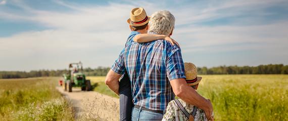 uomo con i due figli di spalle che guardano un campo di grano | Crédit Agricole uomo con i due figli di spalle che guardano un campo di grano | Crédit Agricole