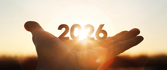 Mano che tiene la scritta 2026; foto al tramonto con il sole quasi accecante. | Crédit Agricole Mano che tiene la scritta 2026; foto al tramonto con il sole quasi accecante. | Crédit Agricole