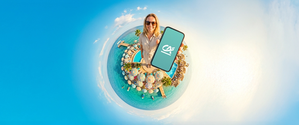Persona al centro di una piccola isola circolare circondata dal mare, con palme e elementi decorativi. La persona tiene in mano uno smartphone con il logo Crédit Agricole su sfondo azzurro. Sfondo dell’immagine con sfumatura dal blu al bianco. | Crédit Agricole Persona al centro di una piccola isola circolare circondata dal mare, con palme e elementi decorativi. La persona tiene in mano uno smartphone con il logo Crédit Agricole su sfondo azzurro. Sfondo dell’immagine con sfumatura dal blu al bianco. | Crédit Agricole