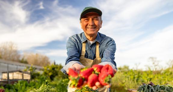 uomo che mostra sorridente un raccolto di fragole | Crédit Agricole uomo che mostra sorridente un raccolto di fragole | Crédit Agricole