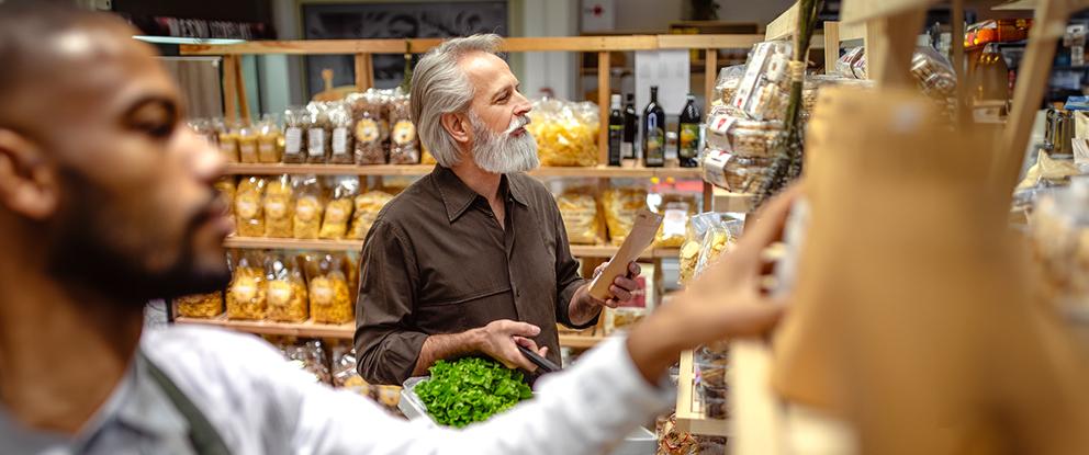 uomini che scelgono prodotti alimentari dallo scaffale | Crédit Agricole uomini che scelgono prodotti alimentari dallo scaffale | Crédit Agricole
