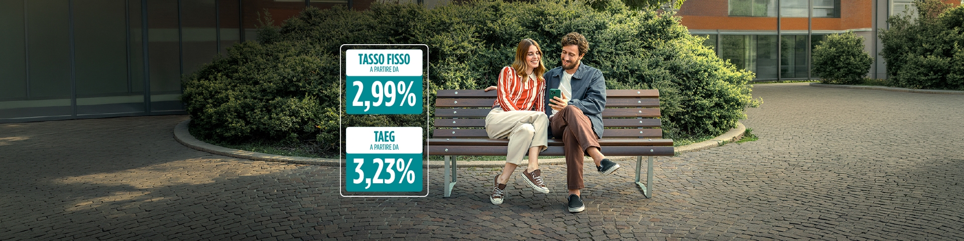 sfondo azzurro con elementi grafici foglie case e cubi: tasso fisso mutuo 3,09% e TAEG 3,34% | Crédit Agricole sfondo azzurro con elementi grafici foglie case e cubi: tasso fisso mutuo 3,09% e TAEG 3,34% | Crédit Agricole