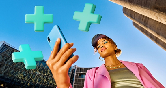 ragazza ripresa dal basso mentre guarda il cellulare. indossa giacca rosa, maglia dorata | Crédit Agricole ragazza ripresa dal basso mentre guarda il cellulare. indossa giacca rosa, maglia dorata | Crédit Agricole