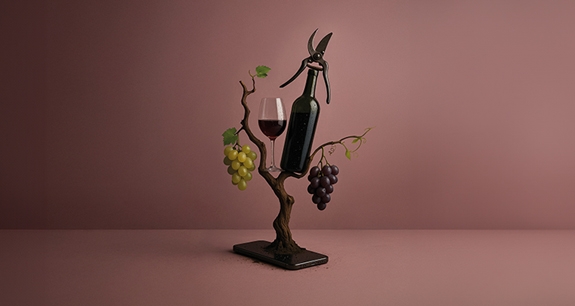 bottiglia e bicchieri di vino con grappolo di uva | Crédit Agricole bottiglia e bicchieri di vino con grappolo di uva | Crédit Agricole