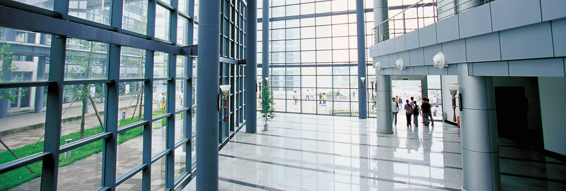 interno di un palazzo con vetrate | Crédit Agricole interno di un palazzo con vetrate | Crédit Agricole