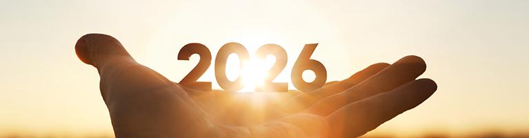 Mano che tiene la scritta 2026; foto al tramonto con il sole quasi accecante. | Crédit Agricole Mano che tiene la scritta 2026; foto al tramonto con il sole quasi accecante. | Crédit Agricole