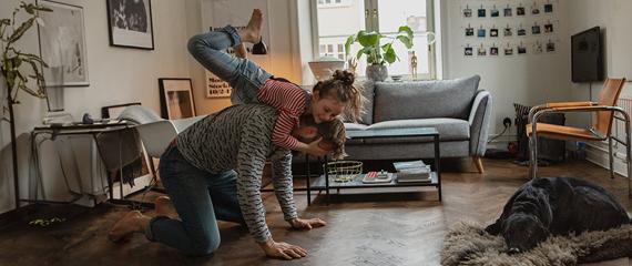 famiglia che gioca in soggiorno | Crédit Agricole famiglia che gioca in soggiorno | Crédit Agricole