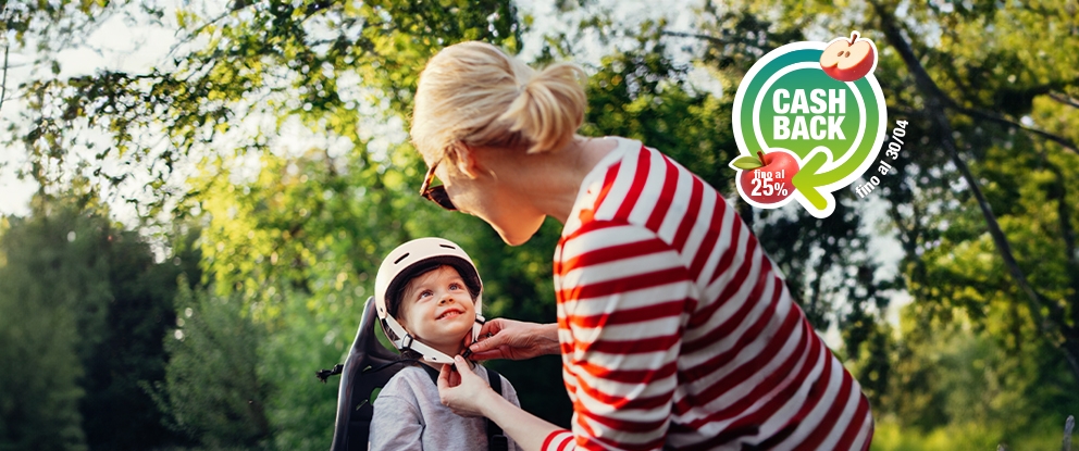 donna che allaccia il casco a un bambino in bici | Crédit Agricole donna che allaccia il casco a un bambino in bici | Crédit Agricole