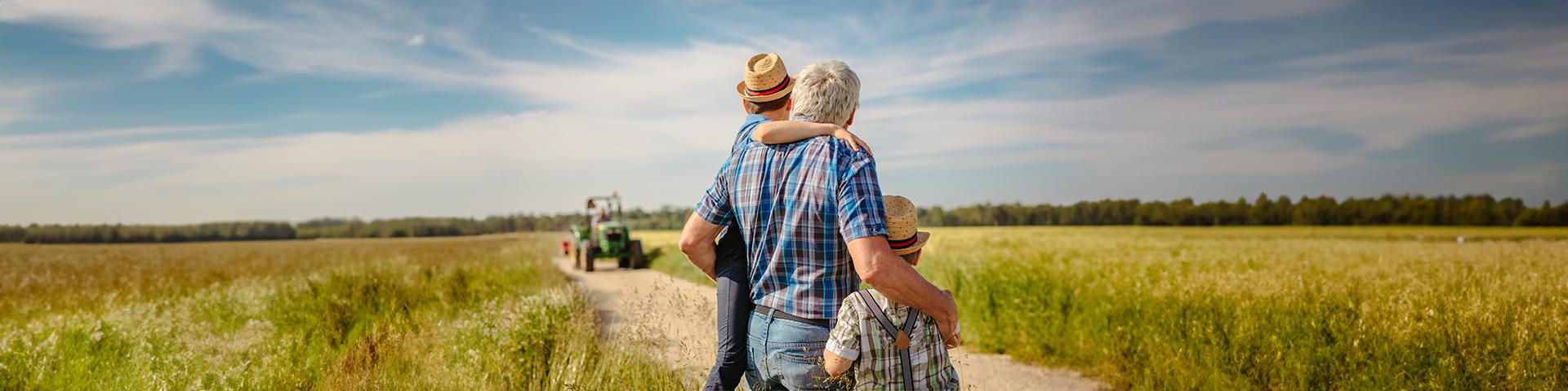 uomo con i due figli di spalle che guardano un campo di grano | Crédit Agricole uomo con i due figli di spalle che guardano un campo di grano | Crédit Agricole