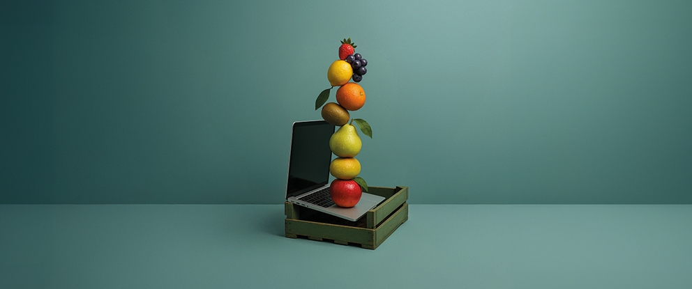 frutta e verdura in fila stile natura morta su sfondo verde | Crédit Agricole frutta e verdura in fila stile natura morta su sfondo verde | Crédit Agricole