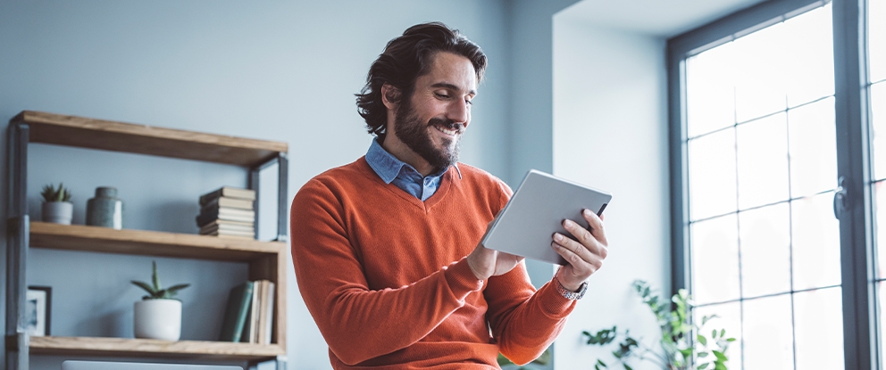 ragazzo che guarda tablet sorridendo | Crédit Agricole ragazzo che guarda tablet sorridendo | Crédit Agricole