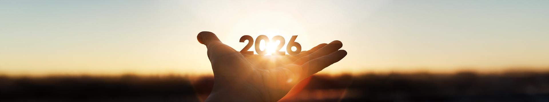 Mano che tiene la scritta 2026; foto al tramonto con il sole quasi accecante. | Crédit Agricole Mano che tiene la scritta 2026; foto al tramonto con il sole quasi accecante. | Crédit Agricole