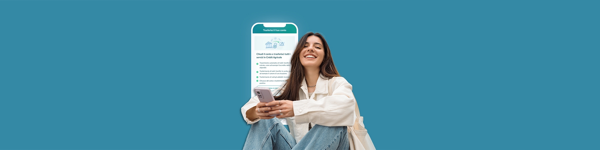 immagine ragazza con camicia bianca mentre tiene il telefono. sullo sfondo schermata app crédit agricole | Crédit Agricole immagine ragazza con camicia bianca mentre tiene il telefono. sullo sfondo schermata app crédit agricole | Crédit Agricole