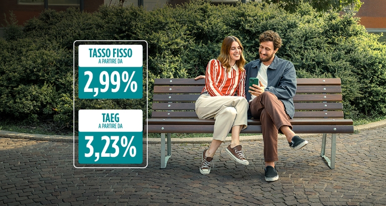 sfondo azzurro con elementi grafici foglie case e cubi: tasso fisso mutuo 3,09% e TAEG 3,34% | Crédit Agricole sfondo azzurro con elementi grafici foglie case e cubi: tasso fisso mutuo 3,09% e TAEG 3,34% | Crédit Agricole