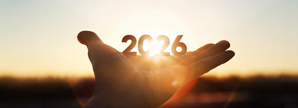 Mano che tiene la scritta 2026; foto al tramonto con il sole quasi accecante. | Crédit Agricole Mano che tiene la scritta 2026; foto al tramonto con il sole quasi accecante. | Crédit Agricole