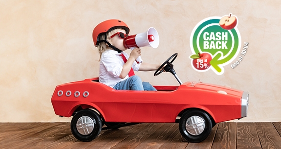 bambino su un'auto giocattolo con casco e megafono | Crédit Agricole bambino su un'auto giocattolo con casco e megafono | Crédit Agricole