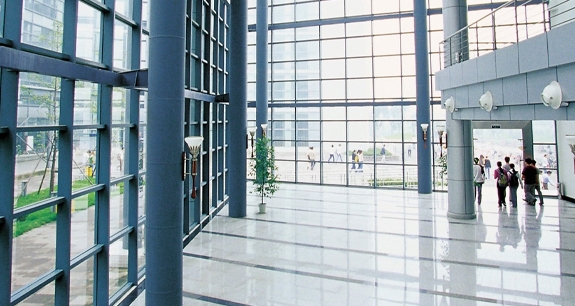 interno di un palazzo con vetrate | Crédit Agricole interno di un palazzo con vetrate | Crédit Agricole