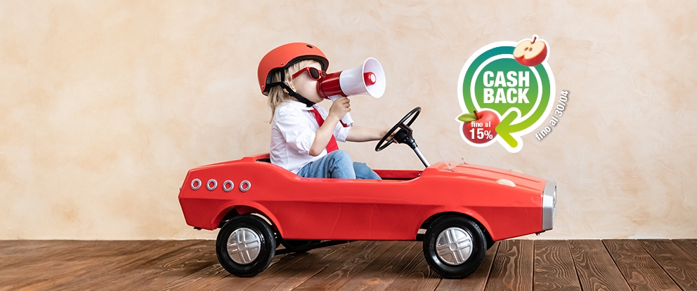 bambino su un'auto giocattolo con casco e megafono | Crédit Agricole bambino su un'auto giocattolo con casco e megafono | Crédit Agricole