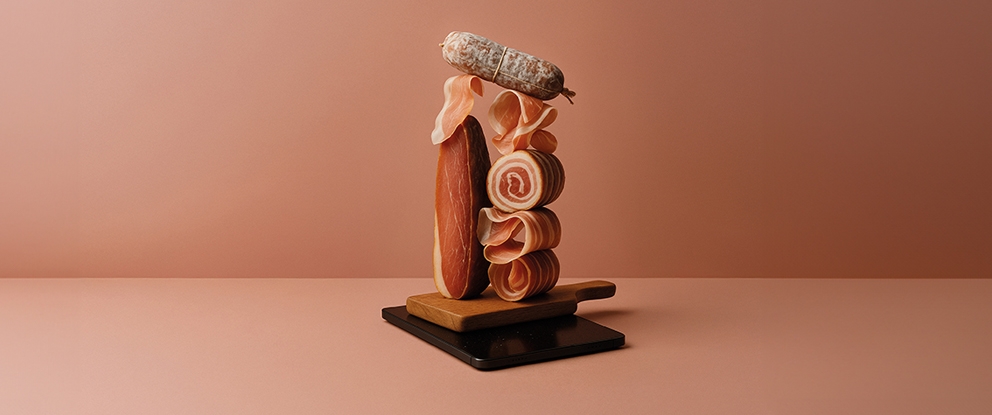 salumi stile natura morta su sfondo rosso | Crédit Agricole salumi stile natura morta su sfondo rosso | Crédit Agricole