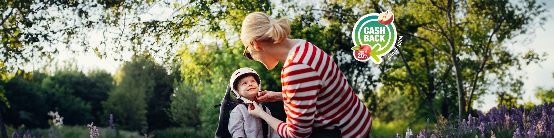 donna che allaccia il casco a un bambino in bici | Crédit Agricole donna che allaccia il casco a un bambino in bici | Crédit Agricole
