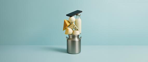 latte e prodotti caseari stile natura morta su sfondo azzurro | Crédit Agricole latte e prodotti caseari stile natura morta su sfondo azzurro | Crédit Agricole