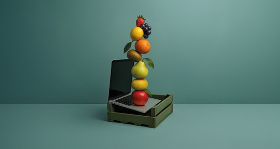 frutta e verdura in fila stile natura morta su sfondo verde | Crédit Agricole frutta e verdura in fila stile natura morta su sfondo verde | Crédit Agricole