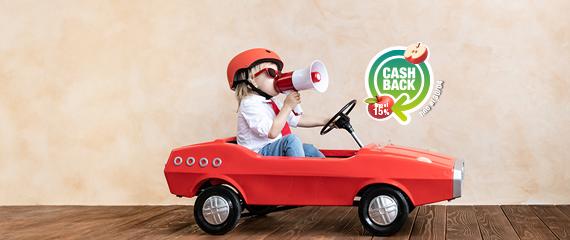 bambino su un'auto giocattolo con casco e megafono | Crédit Agricole bambino su un'auto giocattolo con casco e megafono | Crédit Agricole