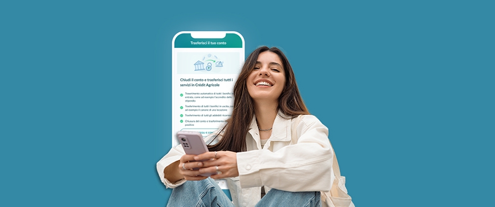 immagine ragazza con camicia bianca mentre tiene il telefono. sullo sfondo schermata app crédit agricole | Crédit Agricole immagine ragazza con camicia bianca mentre tiene il telefono. sullo sfondo schermata app crédit agricole | Crédit Agricole