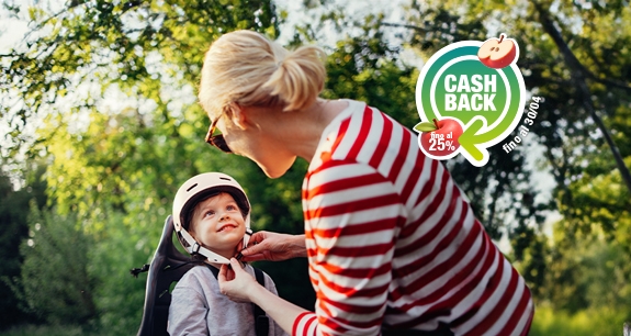 donna che allaccia il casco a un bambino in bici | Crédit Agricole donna che allaccia il casco a un bambino in bici | Crédit Agricole