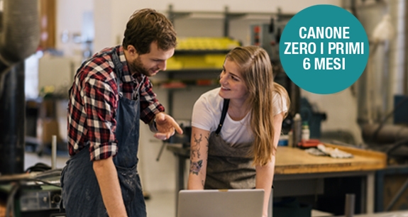 uomo e donna meccanici che parlano guardando un pc | Crédit Agricole uomo e donna meccanici che parlano guardando un pc | Crédit Agricole