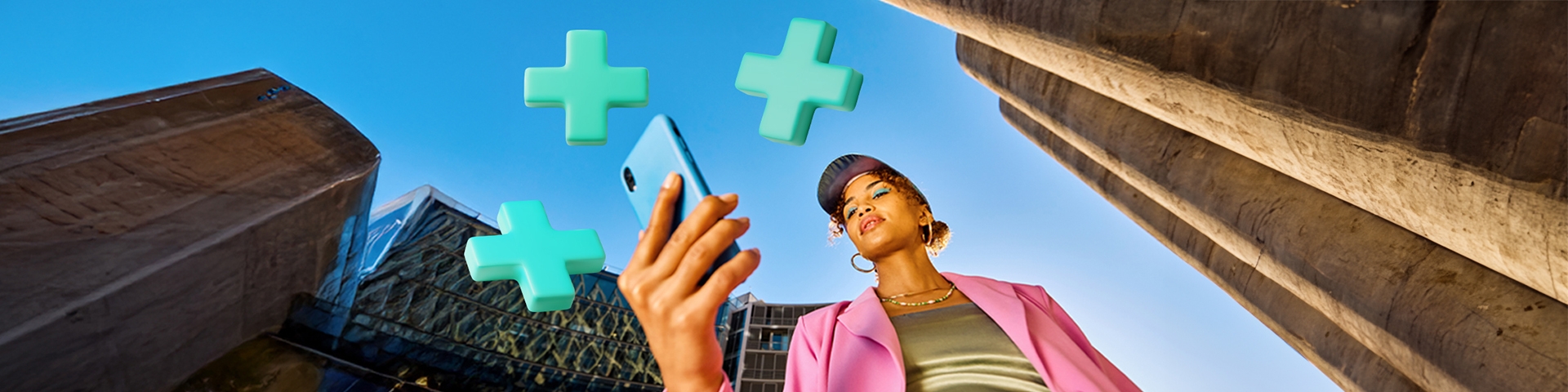 ragazza ripresa dal basso mentre guarda il cellulare. indossa giacca rosa, maglia dorata | Crédit Agricole ragazza ripresa dal basso mentre guarda il cellulare. indossa giacca rosa, maglia dorata | Crédit Agricole