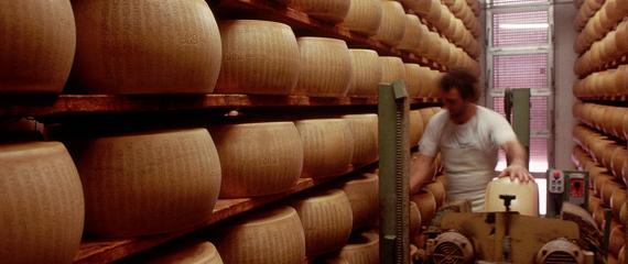 uomo che innaffia un campo con un bambino al tramonto | Crédit Agricole uomo che innaffia un campo con un bambino al tramonto | Crédit Agricole